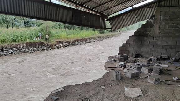 पुंछ के कनूईयां में पुलत्स्य नदी में आई बाढ़  में  बह गई वर्कशाप से दिखती नदी की धारा। संवाद