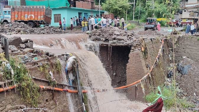 पुंछ के सुक्खा कटठा नाले में बाढ़ से बह गई सड़क। संवाद
