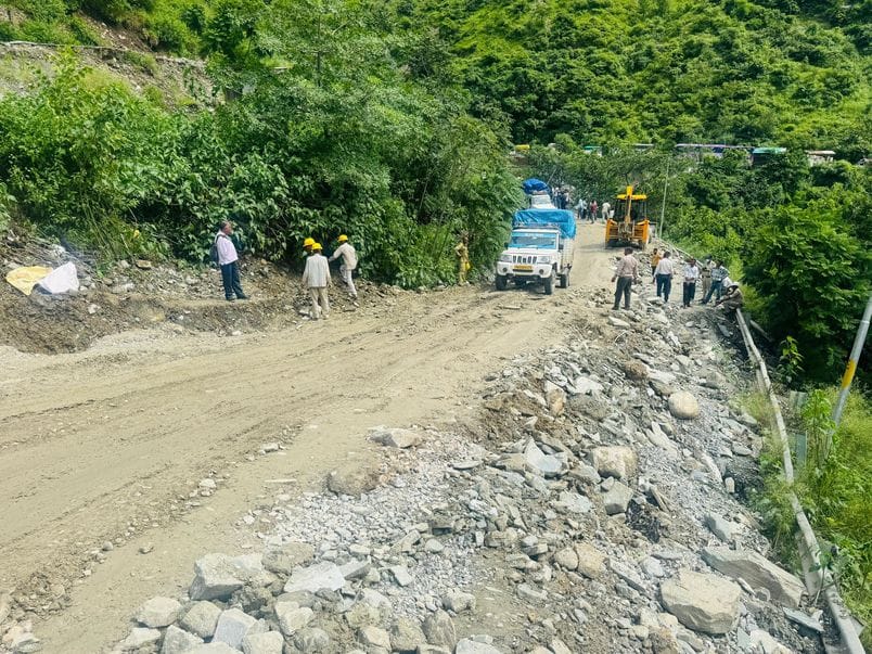Landslide on Thalaut-Chalot road, road damaged at three places