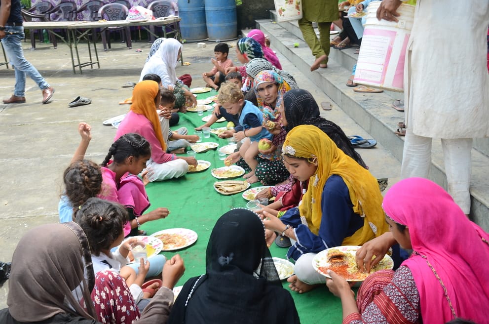 Homes destroyed, roads devastated... homeless people taking shelter in camps
