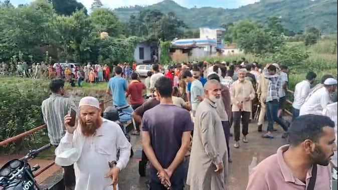 राजोरी मे 20 वर्षीय युवक नदी मे बह गया था, 24 घंटे बाद घर से 25 किलोमीटर दूर से मिला शव देखने ग