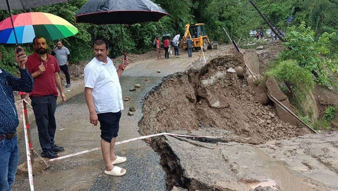 Mandi-Pathankot NH collapsed near Lawandi, remained blocked for 10 hours