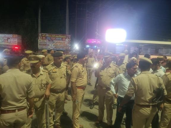 State minister accused of occupying temple land, Mahant takes to the streets