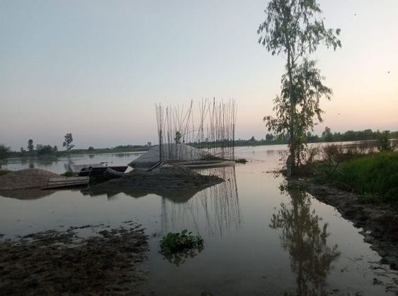 Flood water filled the bridge construction site, construction stopped for 15 days