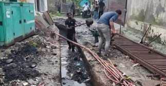 स्थानीय लोग अपने खर्चे पर नाला साफ करते लोग। संवाद