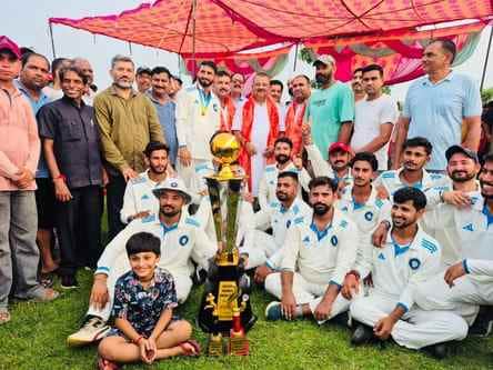 विजयपुर में क्रिकेट टूर्नामेंट की विजेता टीम के साथ विधायक चंद्र प्रकाश गंगा व अन्य। स्रोत : आय