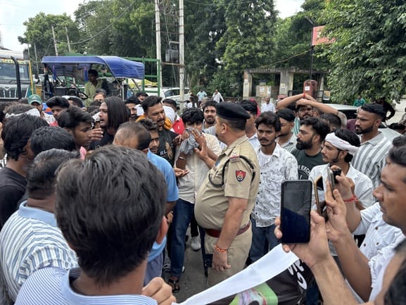 Anger grew over Manisha's death, traffic was blocked in Ramba and Salwan