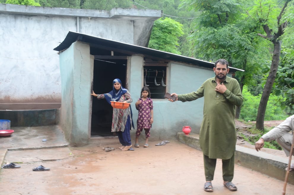 Four houses collapsed due to land cracking in Athiyalata, 22 people left homeless... spending the night in tents in the forest
