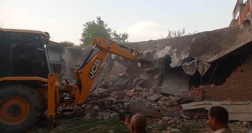 The administration demolished the building constructed on the land of Bhita
