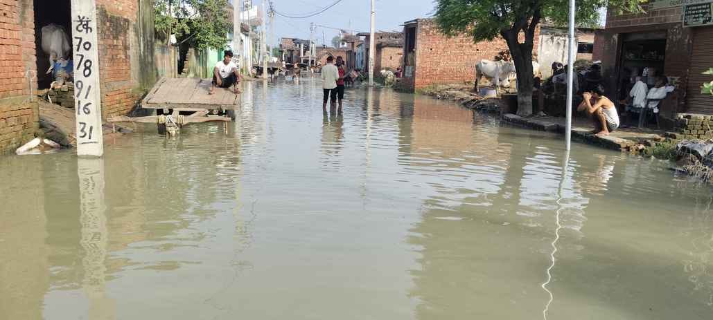 Flood affected villagers are in trouble, village is like an island, transportation has become difficult