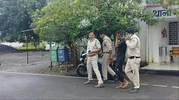 आरोपी को गिरफ्तार कर लाती टीम