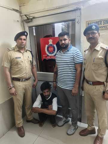 A youth who extorted money from railway passengers by luring them to book tickets quickly has been arrested