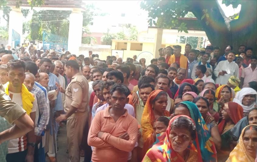 Fertilizer was distributed in the presence of police in Babhani and Chainpur