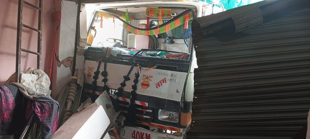 A truck broke the shutter and entered the shop due to a nap