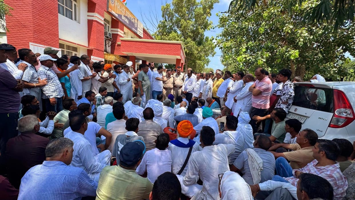 Honeytrap: Anger of the people erupts over the cheating of 5 lakhs from a retired subedar, they surrounded the police station, the police registered a cross case on the complaint.