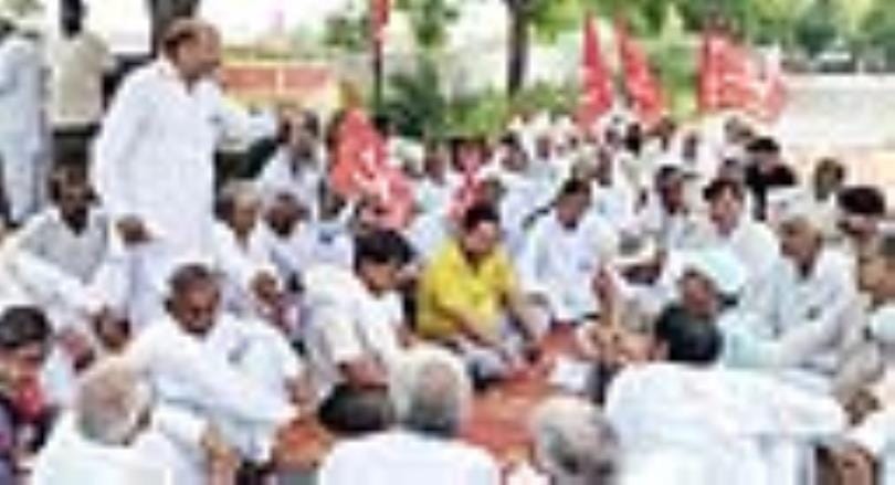 Farmers protested for compensation for crops damaged by famine and rain, warning of a siege of the tehsildar on August 28.