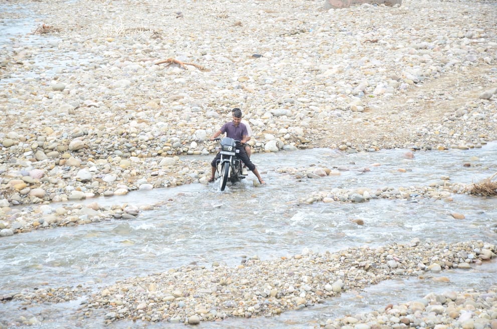 Hansa Bhuldi road including Hathan, Bhandar, Dhaggar Dhaman and Koti is completely closed