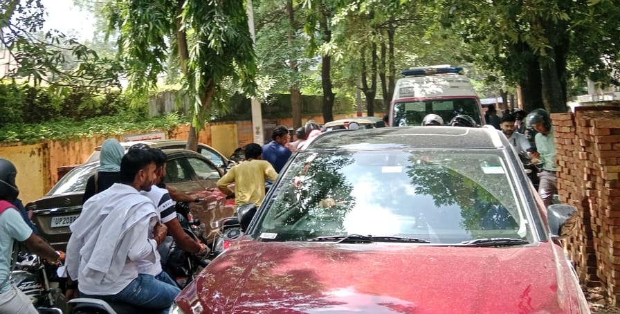 Three ambulances were stuck in the traffic jam for 20 minutes