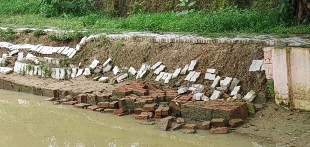 Harkhumao Amrit Sarovar wall collapsed in the rain