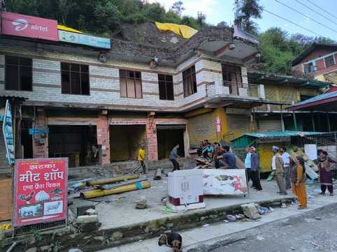 Cracks appeared in six buildings in Balichowki market, 33 shops were evacuated