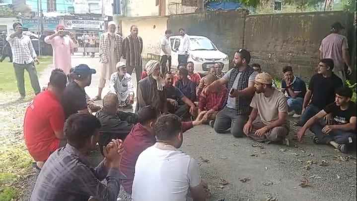 बस अड्डा दरहाल की सड़क को पक्का करने की  मांग को लेकर प्रदर्शन करते ग्रामीण। संवाद