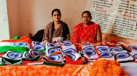 Women earned three lakh rupees in 15 days by making flags