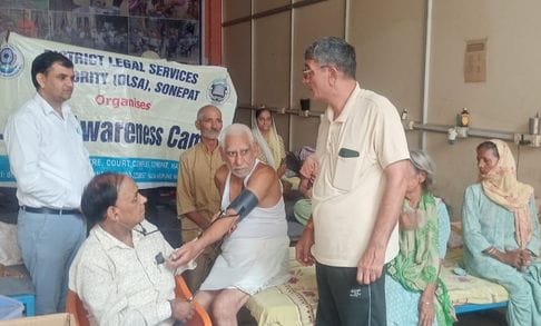Health checkup of elderly people in old age home