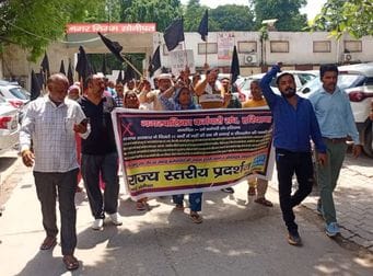 Municipal employees protest against non-fulfillment of their demands