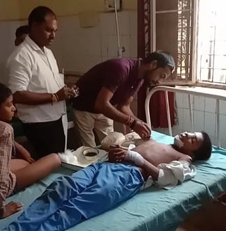 An e-rickshaw full of students overturned while trying to save a woman, five people injured