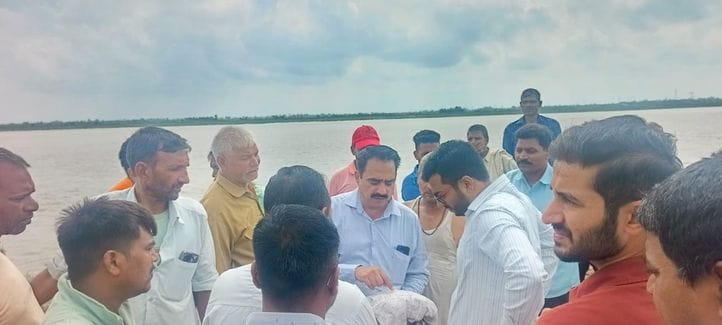 SDM took stock of Yamuna and talked to the farmers