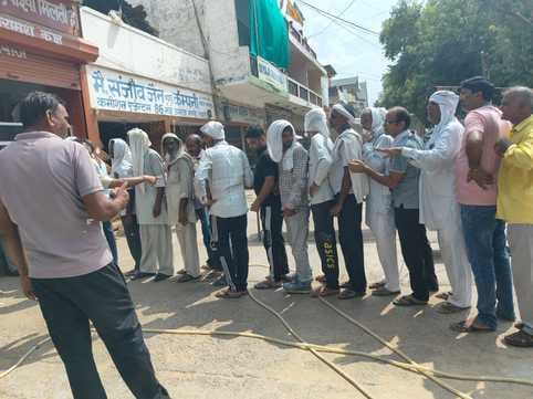 DAP was distributed under police protection, farmers were in line till noon