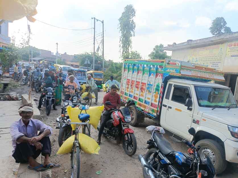 Railway crossing remained closed for two hours, vehicles stuck in jam