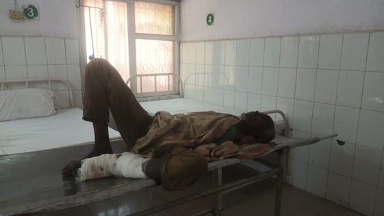 The old man kept suffering in the hospital, worms were in his leg
