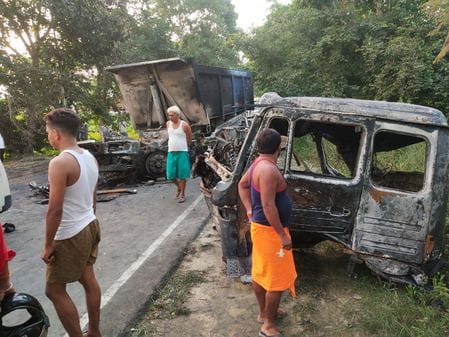 Fire broke out in collision between dumper and DCM, both drivers and a helper burnt alive