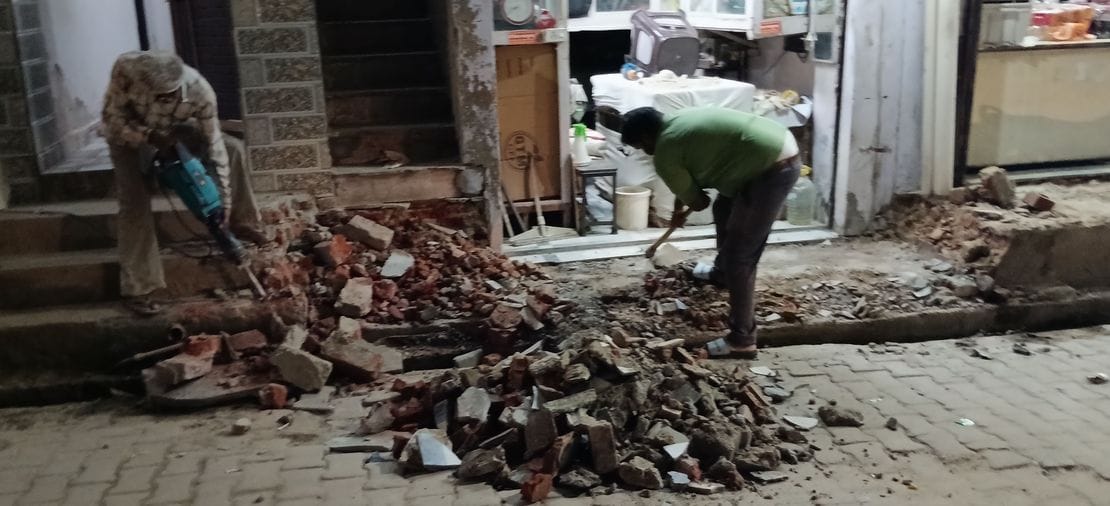 Shopkeepers came forward to remove encroachment