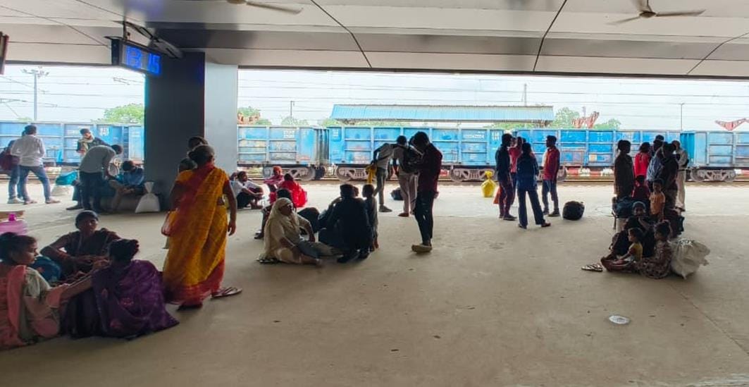 Lucknow-Prayagraj passenger arrived with a delay of four and a half hours