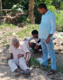 E-rickshaw overturned in a pit on a dilapidated road, an elderly man injured