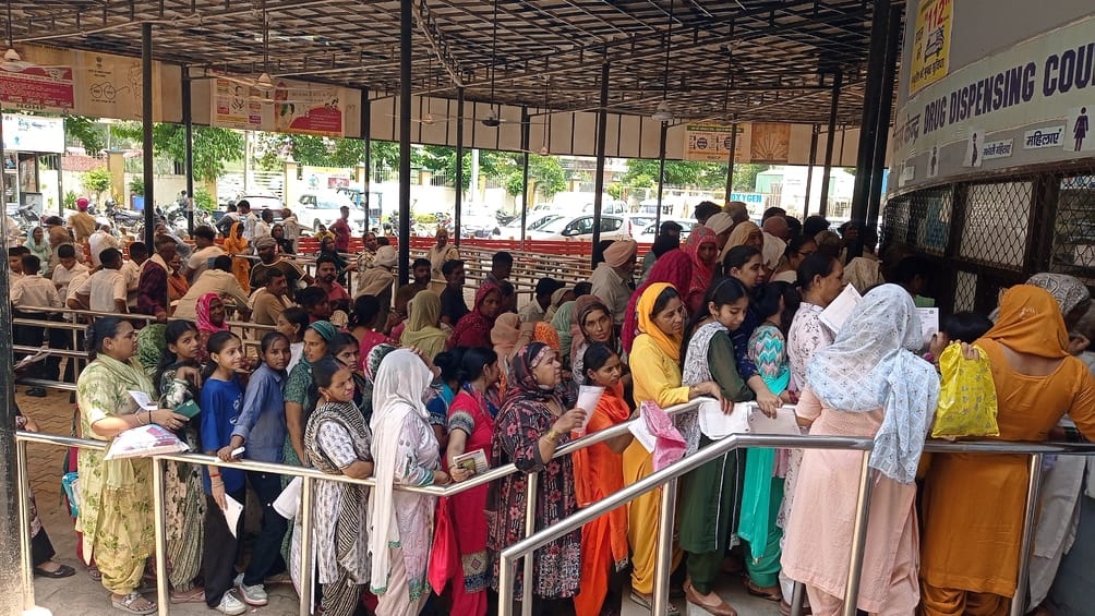 Treatment is not being done on Ayushman card, crowd is gathering in government hospital