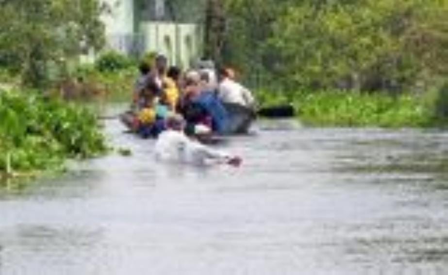 Due to the rising water level of Ganga Katri Bhopalpurva Ganga, boats and people passing by are stranded on the road
