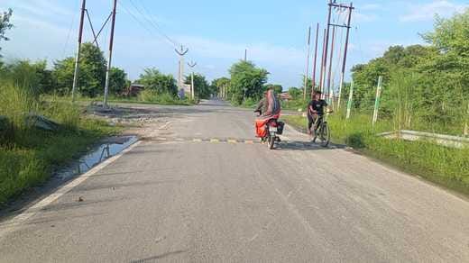 Banda Woman falls off bike on a breaker she was going to attend her fathers 13th day rituals with husband