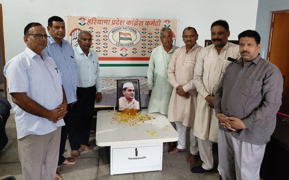 Congress workers paid floral tribute to late Rajiv Gandhi
