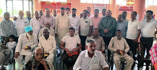 On the death anniversary of former Prime Minister Rajiv Gandhi, the district president distributed fruits to the elderly