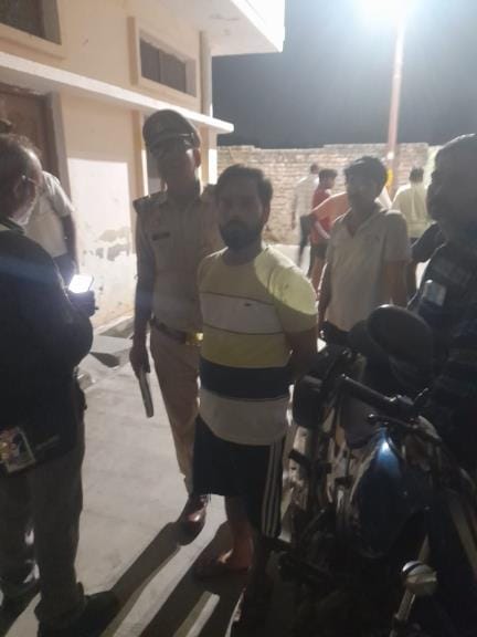 Bike riding miscreants looted jewellery and mobile from a bangle trader