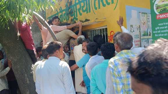 Urea did not reach the committees even after sending the demand to the headquarters