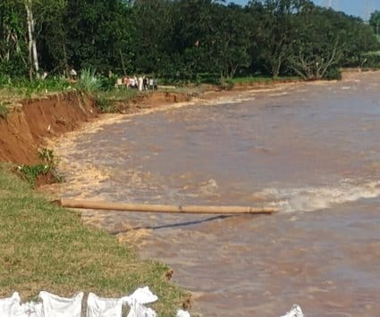 The overflowing Ganga swept away mango trees, supply of petrol and diesel stopped