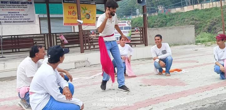 नुकड़ नाटक से किया जागरूक