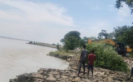 The river started creating pressure on the Amwakhas embankment