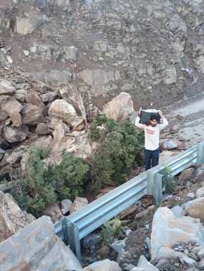 पुंछ जिले को कश्मीर से जोड़ने वाली ऐतिहासिक मुगलरोड पर भूस्खलन,यातायात बंद होने से पैदल गुजरता 