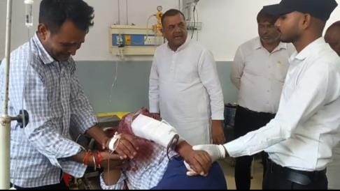 Siddharthnagar News: Uproar in medical college over referral of a youth injured in an accident