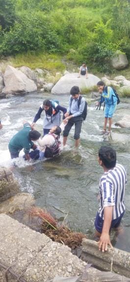 It is not easy to go to school due to the strong current on the Reethsera river